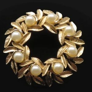Vintage 1970s Avon Faux Pearl Gold Leaf Wreath Brooch